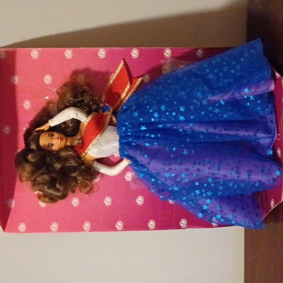 Vintage Unicef Barbie Set - Picture 2 of 16